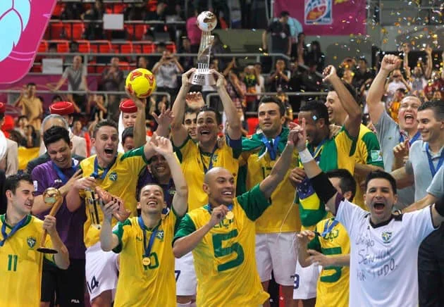 Vinícius Teixeira como capitão da Seleção Brasileira de Futsal